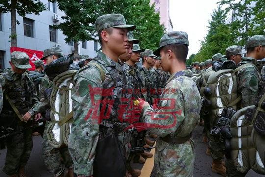 北京军训：恐惧可以转化为一种新奇刺激的情绪，帮助你突破个人的极限